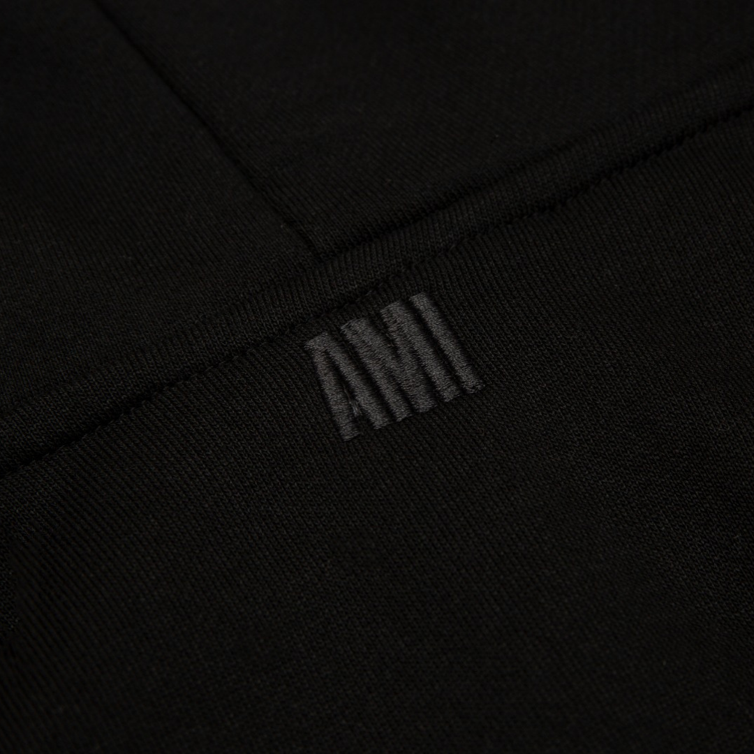 Ami Paris Weiße Jacke mit schwarzem Herz