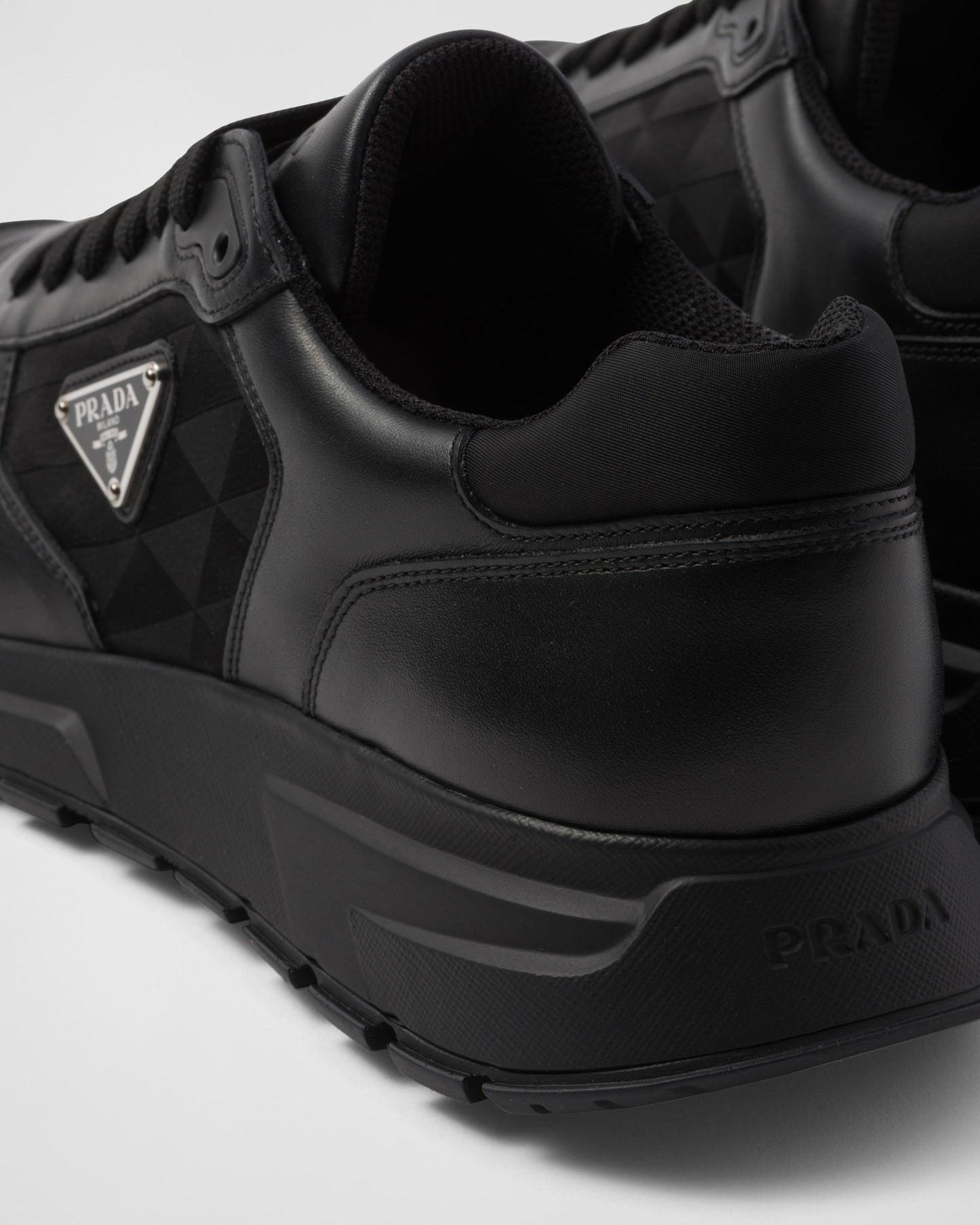 Prada Schwarze Turnschuhe