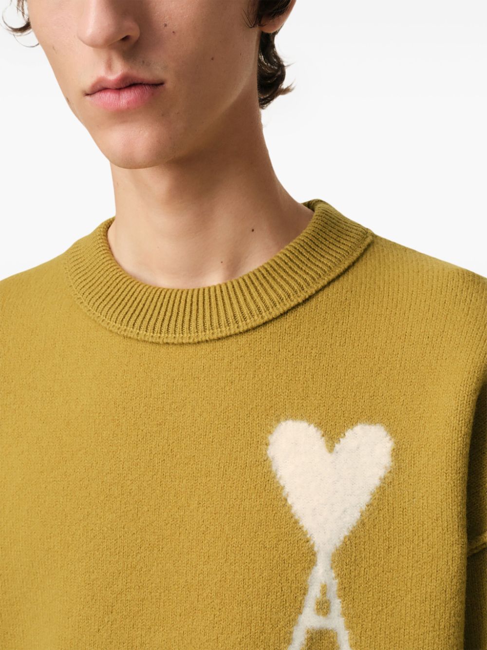 Senffarbener Friend-Pullover mit weißem Herz