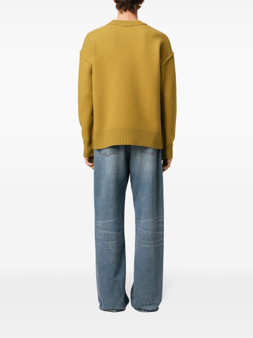 Senffarbener Friend-Pullover mit weißem Herz