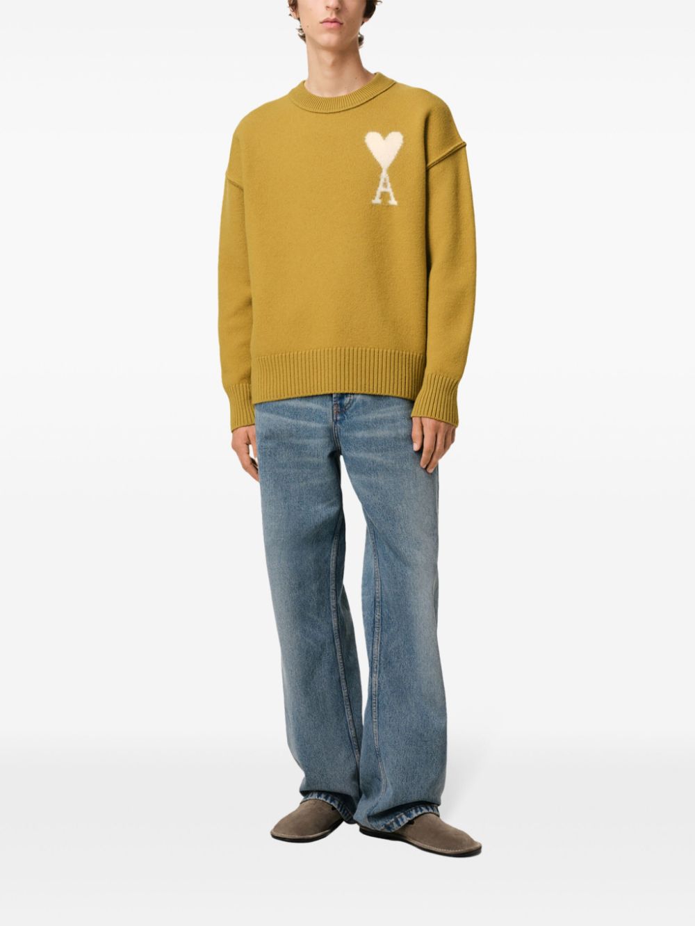 Senffarbener Friend-Pullover mit weißem Herz