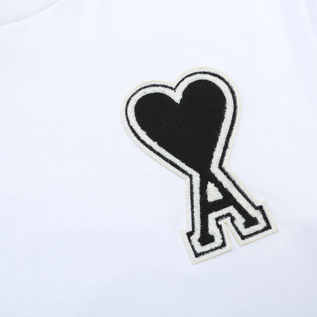 Weißes T-Shirt mit schwarzem Herz von Ami Paris