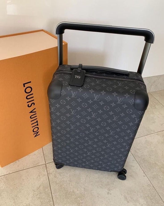Grauer Koffer mit Louis Vuitton-Logo