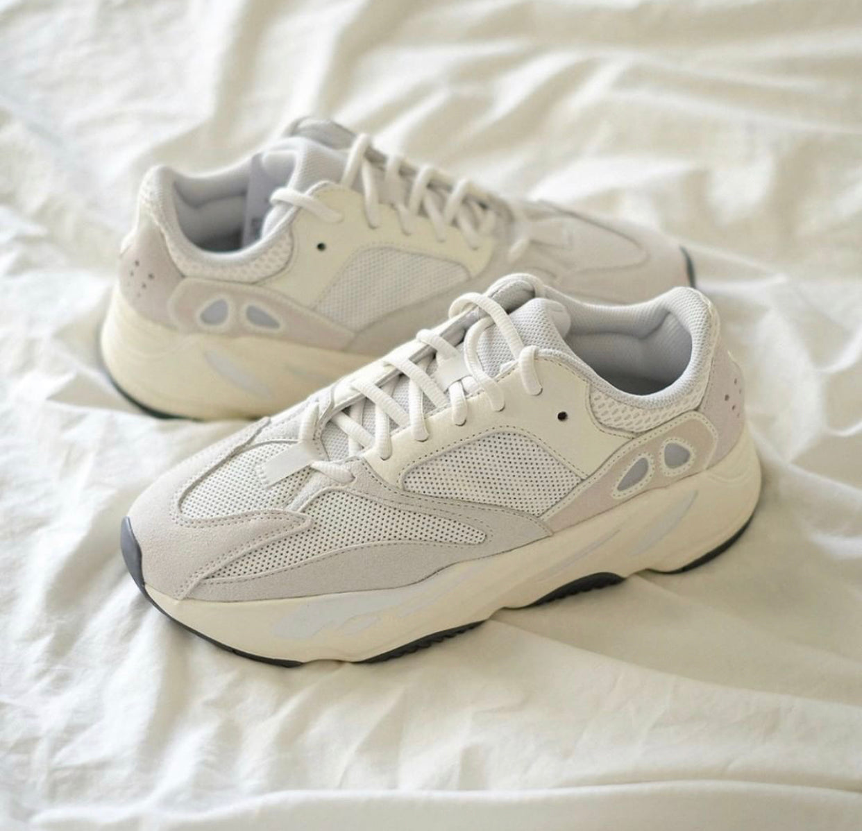 Yeezy Boost 700 Cremeweiß