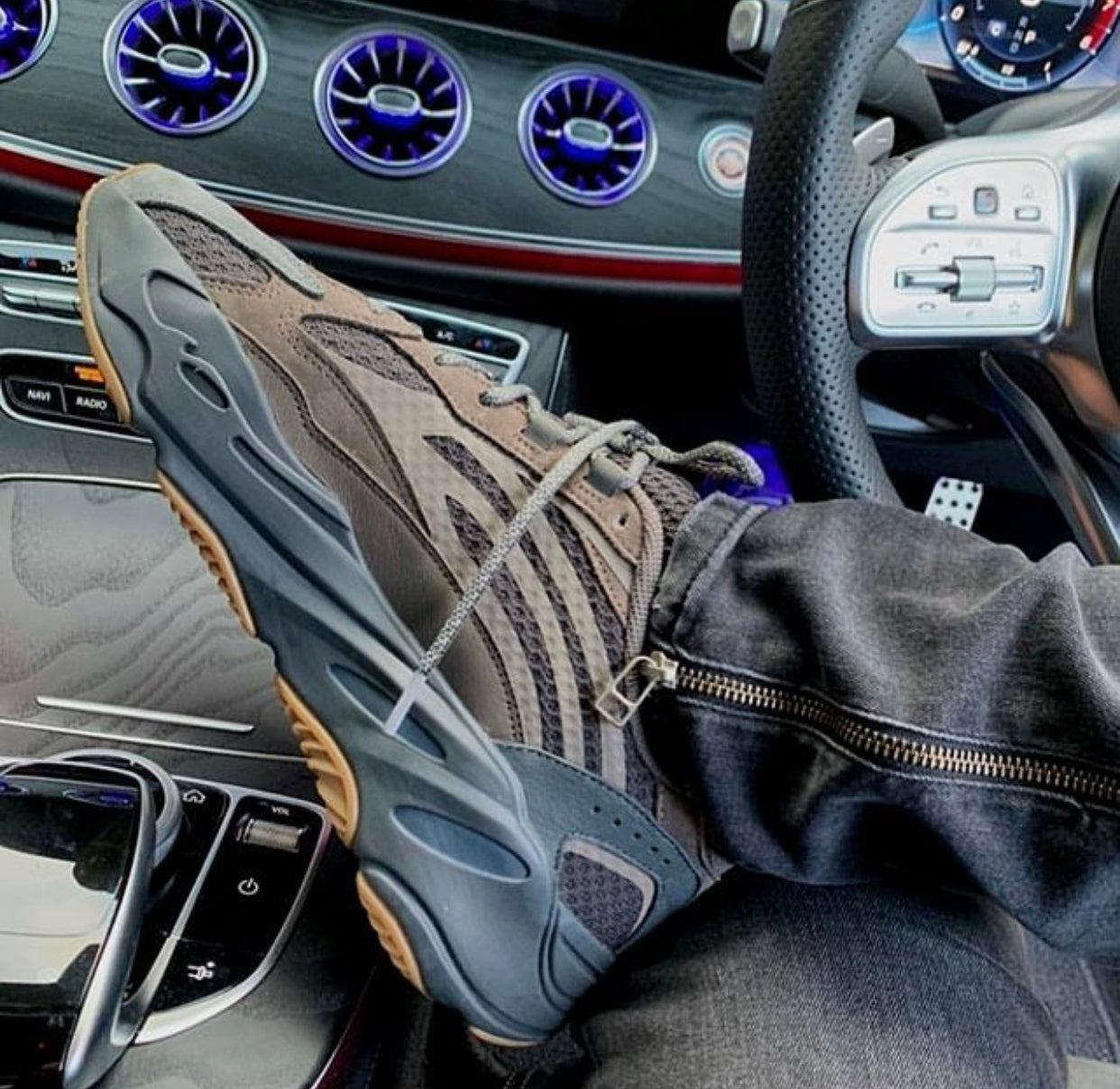 Yeezy Boost 700 V2 Herbst