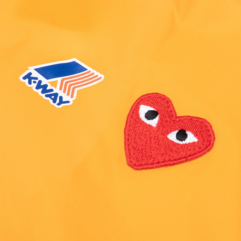 Kway X CDG: Kway Yellow (halb geschlossen)